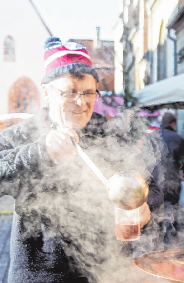 Vorweihnachtliche Genüsse gehören in Iphofen natürlich auch dazu. FOTO: RICHARD SCHOBER Vorweihnachtliche Genüsse gehören in Iphofen natürlich auch dazu. FOTO: RICHARD SCHOBER