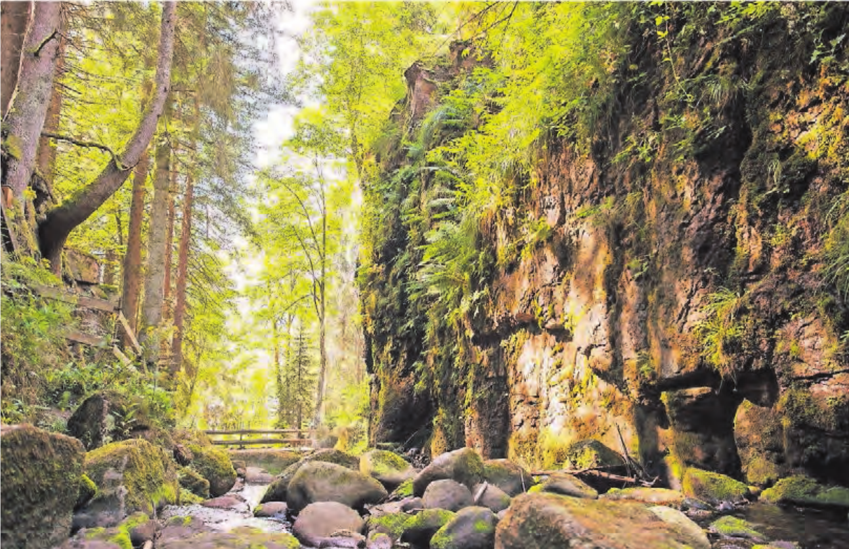 Die Menzenschwander Wasserfälle sind nur eine von vielen Attraktionen am Wegesrand. Die Menzenschwander Wasserfälle sind nur eine von vielen Attraktionen am Wegesrand.