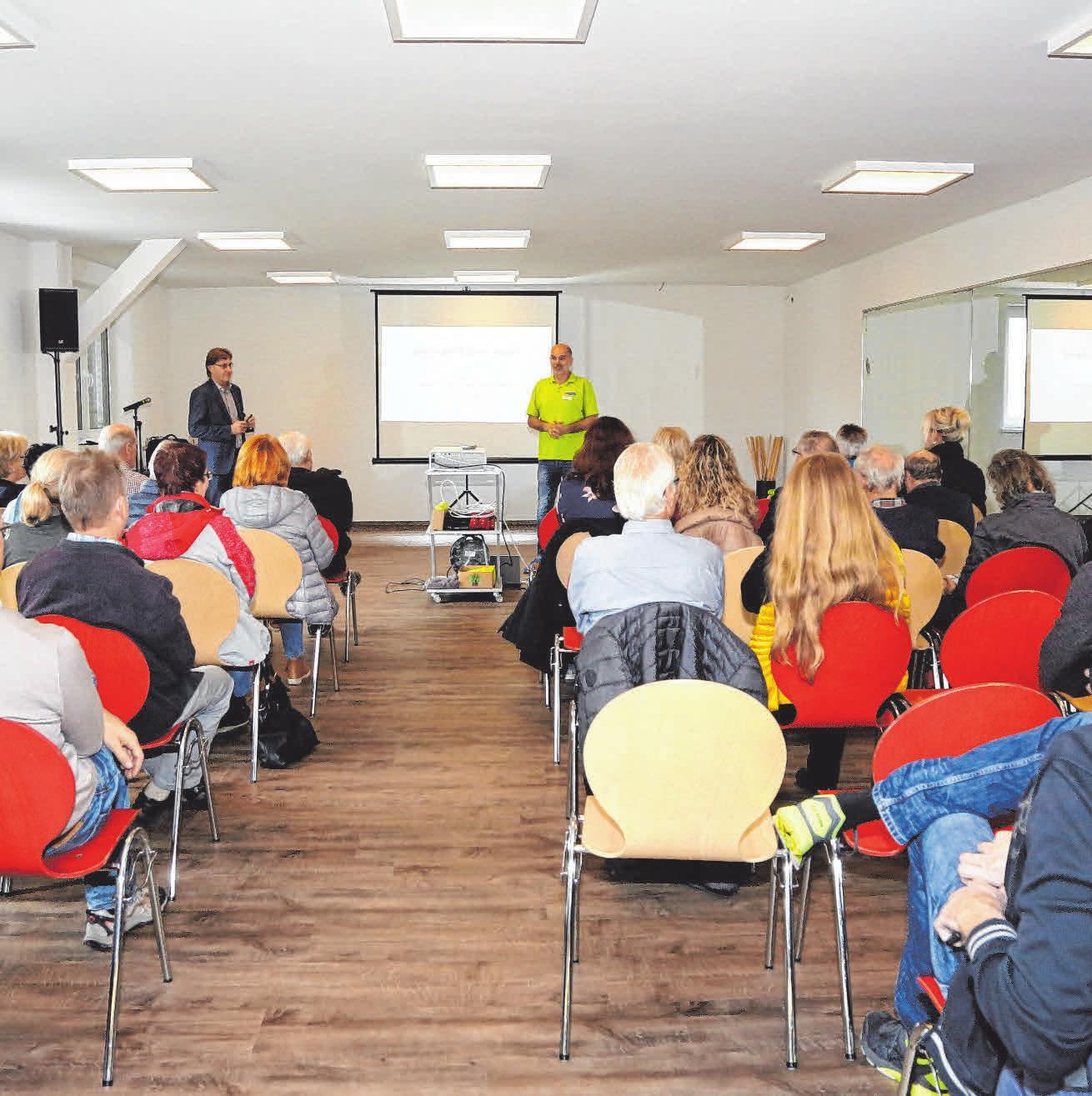 Die Arztvorträge am Eröffnungswochenende wurden ebenfalls sehr gut angenommen und waren alle gut besucht. Das REHActiv-Team um Stefan Kreitmair freut sich über die positive Resonanz am Eröffnungswochenende, im neuen Gebäude in der Möhlinstraße 3, mit einer Trainings- und Behandlungsfläche von 700 Quadratmetern. FOTOS: TANJA SCHITTENHELM Die Arztvorträge am Eröffnungswochenende wurden ebenfalls sehr gut angenommen und waren alle gut besucht. Das REHActiv-Team um Stefan Kreitmair freut sich über die positive Resonanz am Eröffnungswochenende, im neuen Gebäude in der Möhlinstraße 3, mit einer Trainings- und Behandlungsfläche von 700 Quadratmetern. FOTOS: TANJA SCHITTENHELM