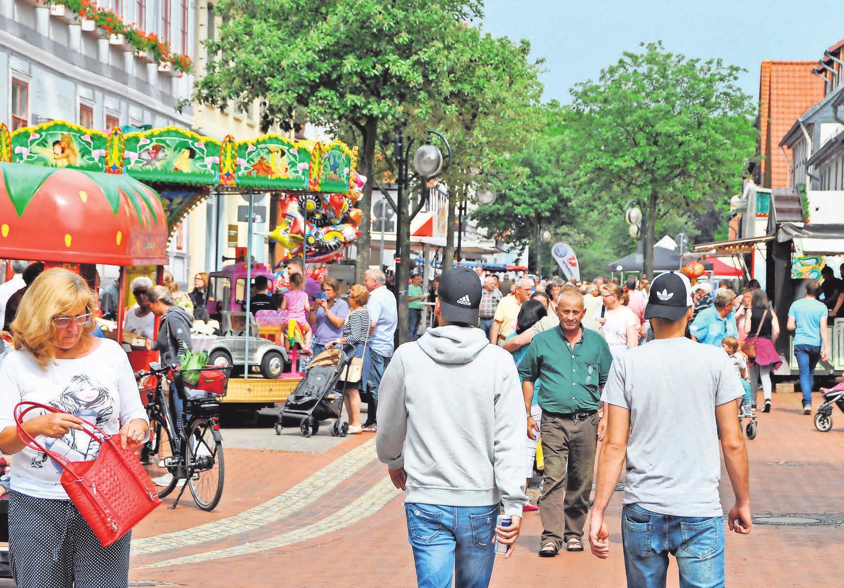 Zum ersten verkaufsoffenen Sonntag in diesem Jahr lädt der Werbe- und Informations-Ring Springe in die Innenstadt ein. Auch einige örtliche Autohändler beteiligen sich. Und für Jungen und Mädchen gibt es jede Menge Aktionen und Verkaufsstände. Fotos (4): Archiv Zum ersten verkaufsoffenen Sonntag in diesem Jahr lädt der Werbe- und Informations-Ring Springe in die Innenstadt ein. Auch einige örtliche Autohändler beteiligen sich. Und für Jungen und Mädchen gibt es jede Menge Aktionen und Verkaufsstände. Fotos (4): Archiv