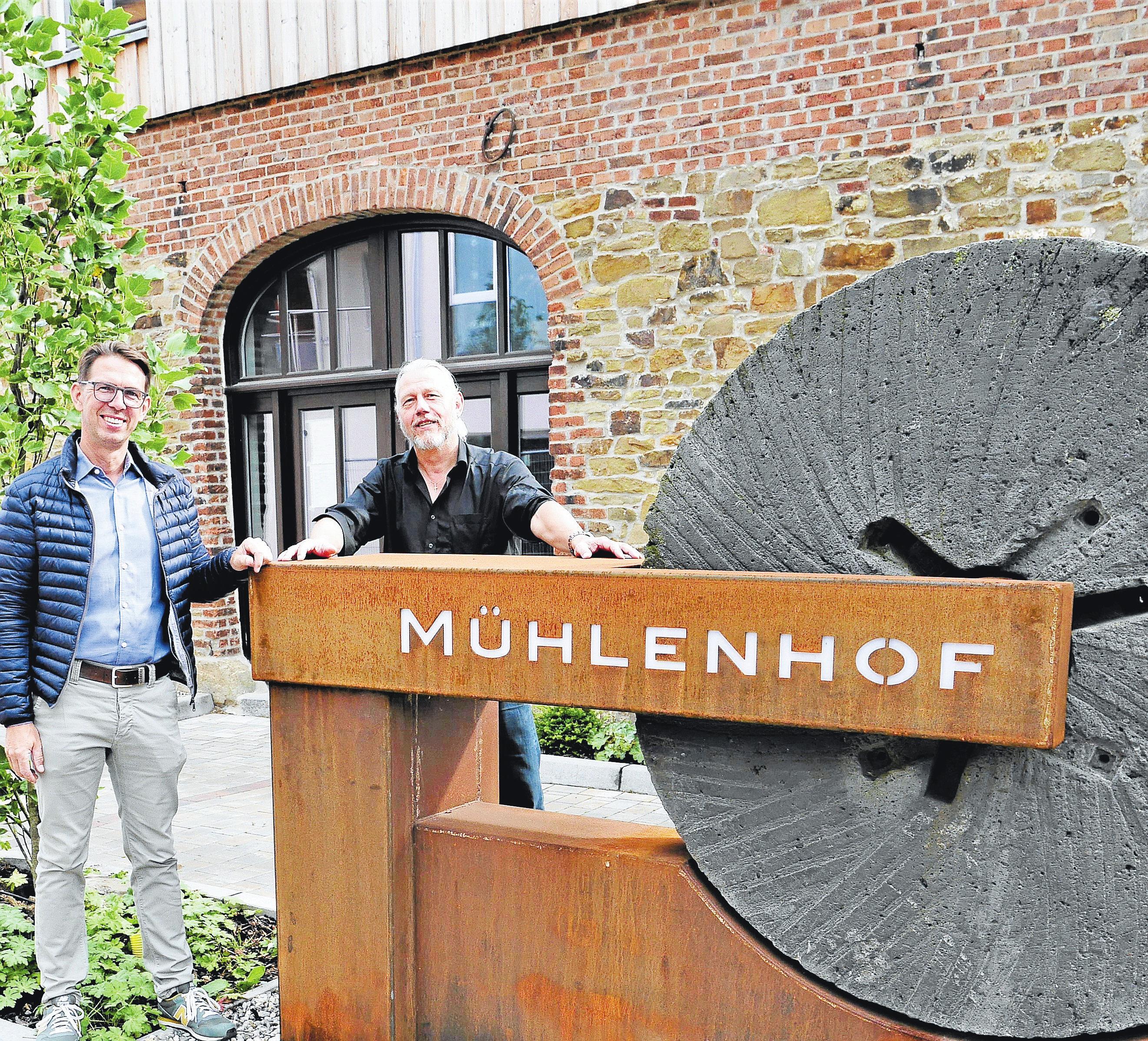 Zwei der drei „Macher“ des Wohnquartiers Mühlenhof: Bauherr Stefan Spiegelburg (links) und Architekt Axel Mutert. Es fehlt der zweite Bauherr, Bernd Winkelmann. Fotos: Schmutte