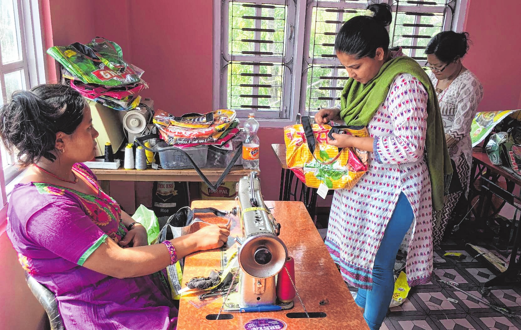 In der Näherei des Projekts „Shakti Milan“ werden aus alten Reissäcken bunte Taschen produziert. | Bild: Shakti Milan In der Näherei des Projekts „Shakti Milan“ werden aus alten Reissäcken bunte Taschen produziert. | Bild: Shakti Milan