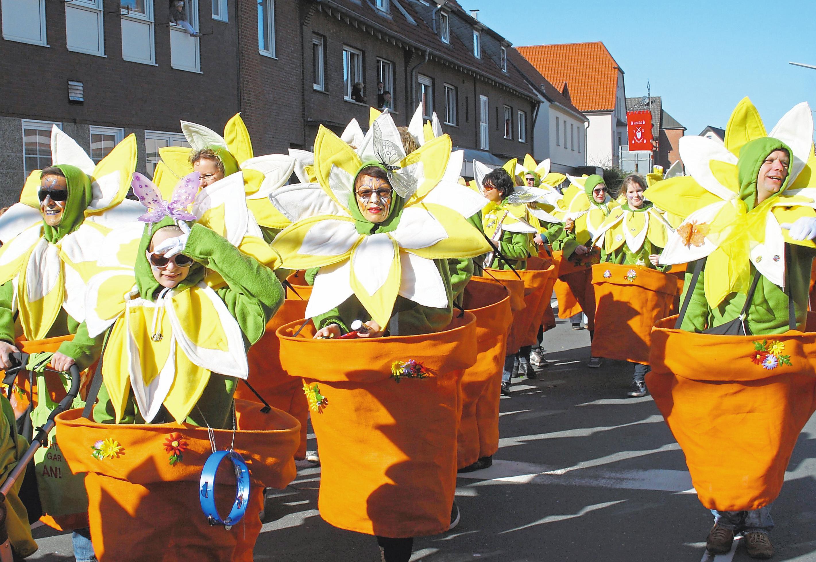 Einige Jecken sind besonders kreativ, wie hier die Sonnenblumen im Übertopf. Foto: Geuer Einige Jecken sind besonders kreativ, wie hier die Sonnenblumen im Übertopf. Foto: Geuer