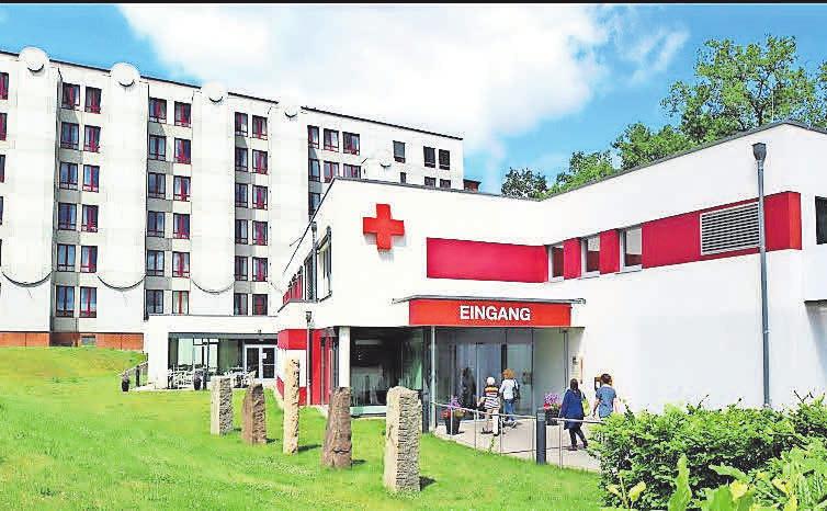 Dr. Schmid, Geschäftsführer und Ärztlicher Direktor führt Gesundheitsminister Jens Spahn durchs DRK-Krankenhaus. Foto: hfr Dr. Schmid, Geschäftsführer und Ärztlicher Direktor führt Gesundheitsminister Jens Spahn durchs DRK-Krankenhaus. Foto: hfr