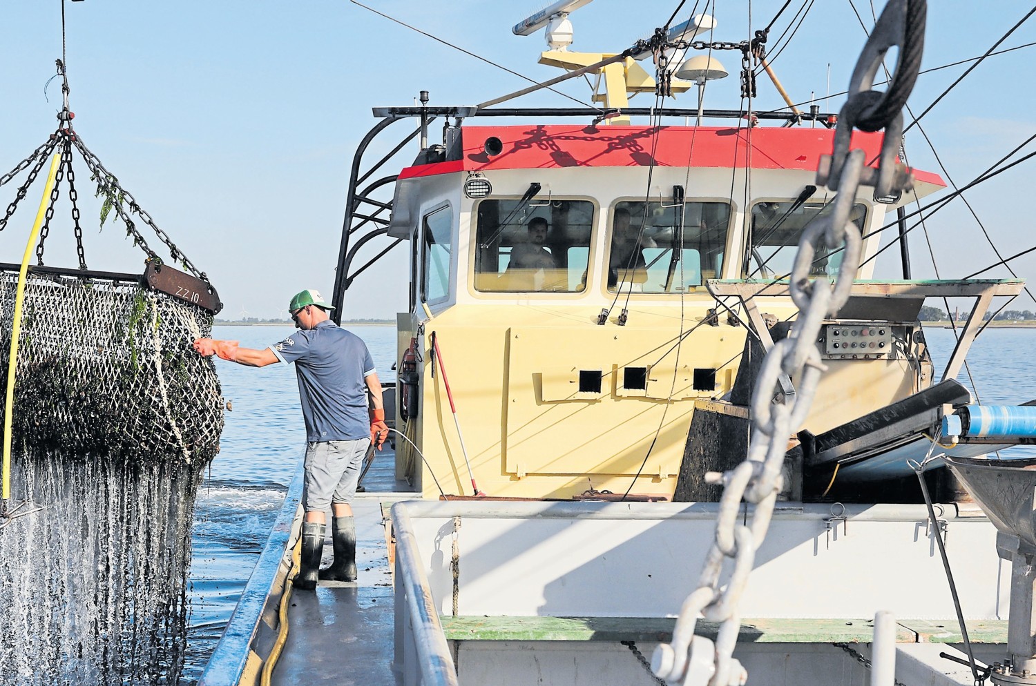 Die Fangkörbe der YE86 werden wiederholt auf den Meeresboden der einzelnen Parzellen abgesenkt – und die Miesmuscheln so eingeholt.