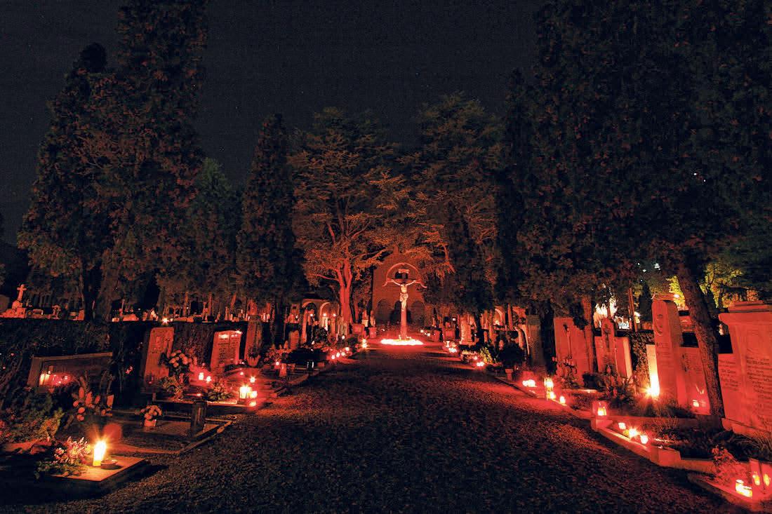 Lichter erinnern an liebe Verstorbene. FOTO: PICHLER Lichter erinnern an liebe Verstorbene. FOTO: PICHLER