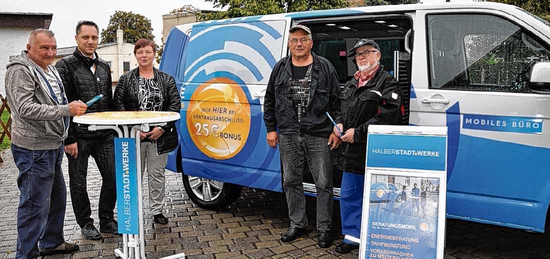 Start frei für das Beratungsmobil: Nico Ihsecke, stellv. Vertriebsleiter und Projektleiter Halberstadtwerke GmbH, sowie Bürgermeisterin Christel Bischoff mit interessierten Bürgern bei der kürzlich erfolgten offiziellen Inbetriebnahme der neuen Dienstleistung in Harsleben. Foto: Halberstadtwerke Start frei für das Beratungsmobil: Nico Ihsecke, stellv. Vertriebsleiter und Projektleiter Halberstadtwerke GmbH, sowie Bürgermeisterin Christel Bischoff mit interessierten Bürgern bei der kürzlich erfolgten offiziellen Inbetriebnahme der neuen Dienstleistung in Harsleben. Foto: Halberstadtwerke