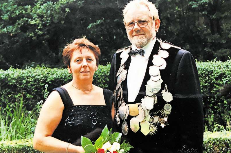 Schön war die Zeit: Vor 25 Jahren – im Jahr 1996 – waren Gustav und Inge Lübbers das Schützenkönigspaar auf dem Benstruper Thron. © Schützenverein Benstrup 