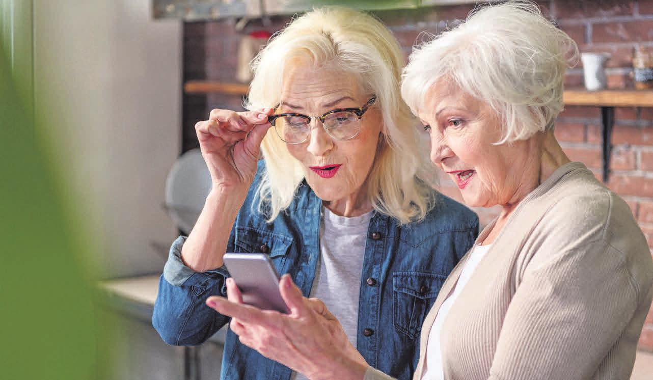 Praktischer Begleiter: Mit dem Smartphone können Senioren unterwegs verschiedene Dinge erledigen. Foto: Yakobchuk Olena/ stock.adobe.com/ emporia/akz-o Praktischer Begleiter: Mit dem Smartphone können Senioren unterwegs verschiedene Dinge erledigen. Foto: Yakobchuk Olena/ stock.adobe.com/ emporia/akz-o