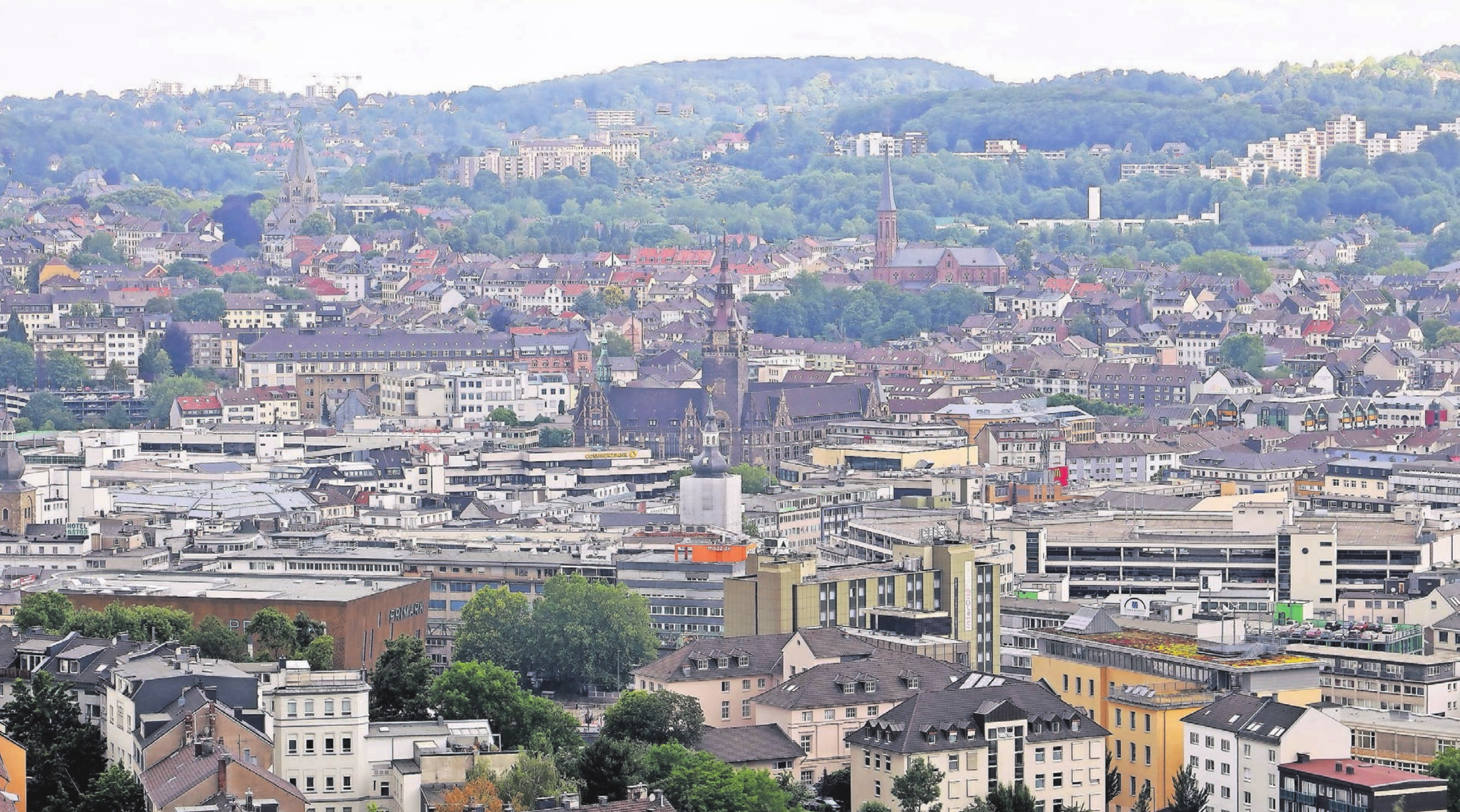 Die Stadt im Tal – schön, weil von Grün umgeben, aber schwierig, wenn es darum geht, neues Bauland zu erschließen. Welche Möglichkeiten und Perspektiven sich für Wuppertal ergeben, war Thema des WZ-Forums Immobilien. Archivfoto: Alois Müller Die Stadt im Tal – schön, weil von Grün umgeben, aber schwierig, wenn es darum geht, neues Bauland zu erschließen. Welche Möglichkeiten und Perspektiven sich für Wuppertal ergeben, war Thema des WZ-Forums Immobilien. Archivfoto: Alois Müller