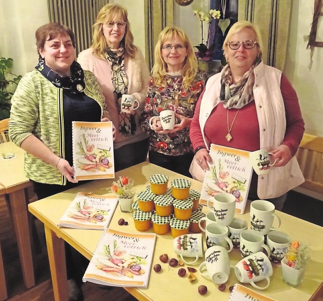 Das Gartenmarktteam bietet spezielle Tassen mit einem Motiv von den Thiersheimer Störchen und selbstgemachte Kürbismarmelade an. Das Gartenmarktteam bietet spezielle Tassen mit einem Motiv von den Thiersheimer Störchen und selbstgemachte Kürbismarmelade an.