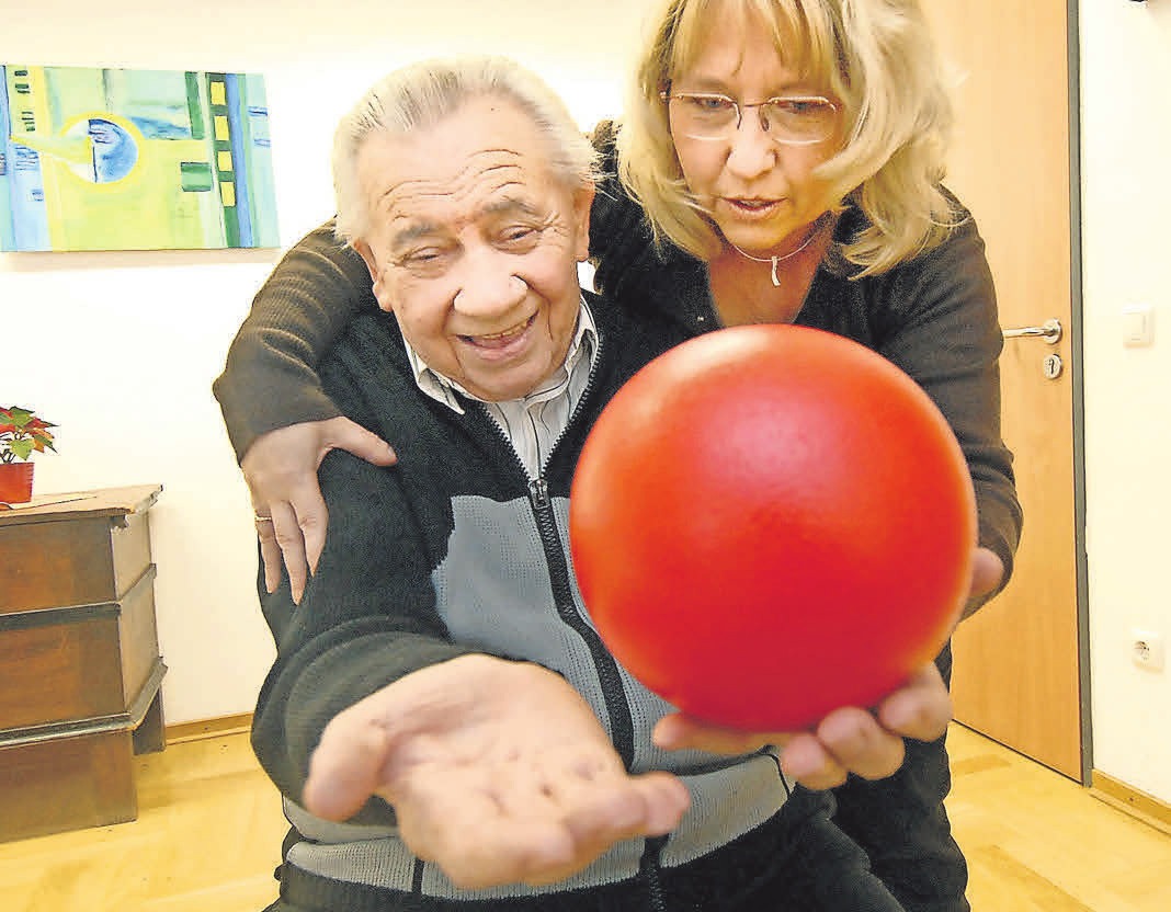 Pflege und Betreuung ist für Angehörige nicht immer leicht. Foto: AOK Pflege und Betreuung ist für Angehörige nicht immer leicht. Foto: AOK