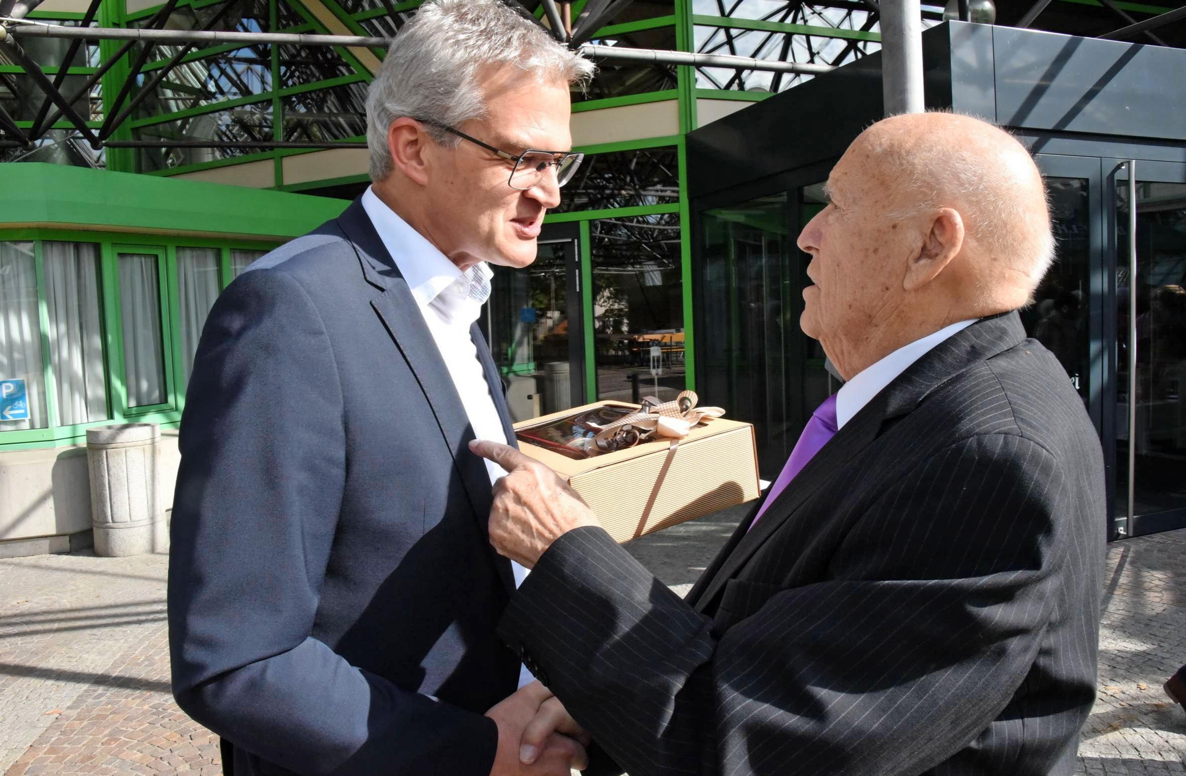 Oberbürgermeister Steffen Hertwig überreicht „dem Macher“ Bruno Krämer ein Präsent zu dessen 90. Geburtstag. Foto: Karl-Heinz Leitz Oberbürgermeister Steffen Hertwig überreicht „dem Macher“ Bruno Krämer ein Präsent zu dessen 90. Geburtstag. Foto: Karl-Heinz Leitz