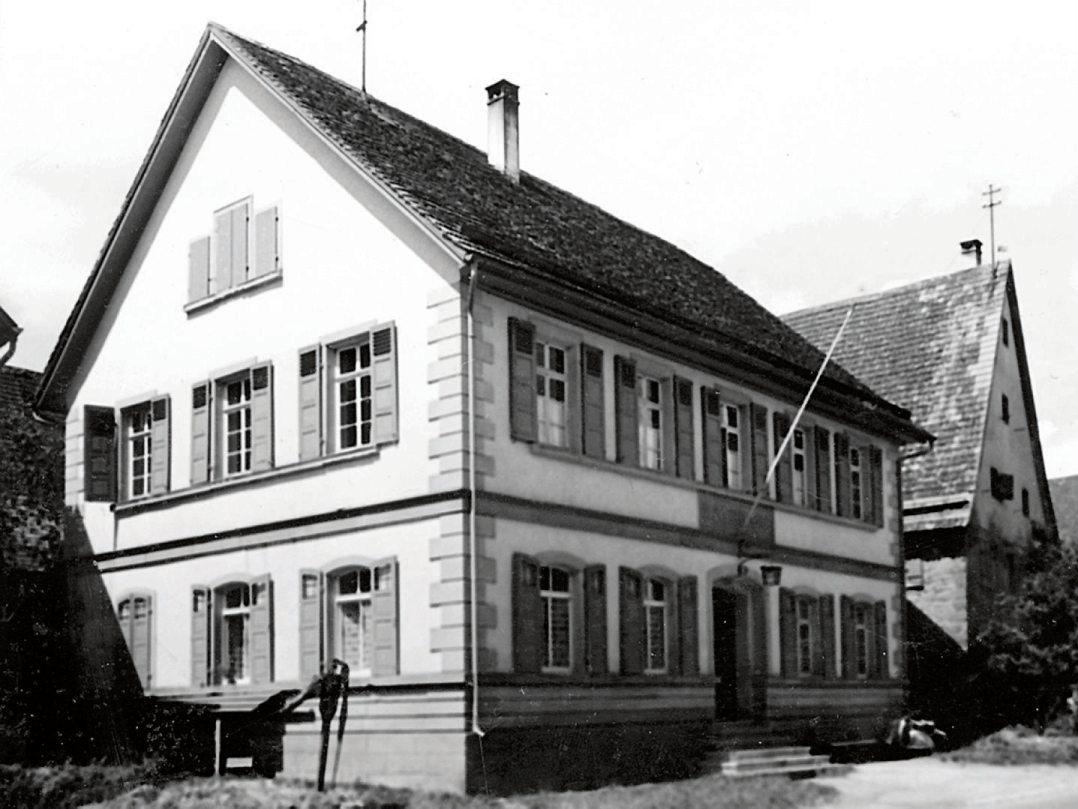 Das Bild rechts zeigt das Bildechinger Rathaus im Jahr 1950. Das Bild rechts oben mit den Traktoren ist auf 1956 datiert. Der Bilderblock unten zeigt alte Ortsansichten. Bilder: Ortsverwaltung Bildechingen