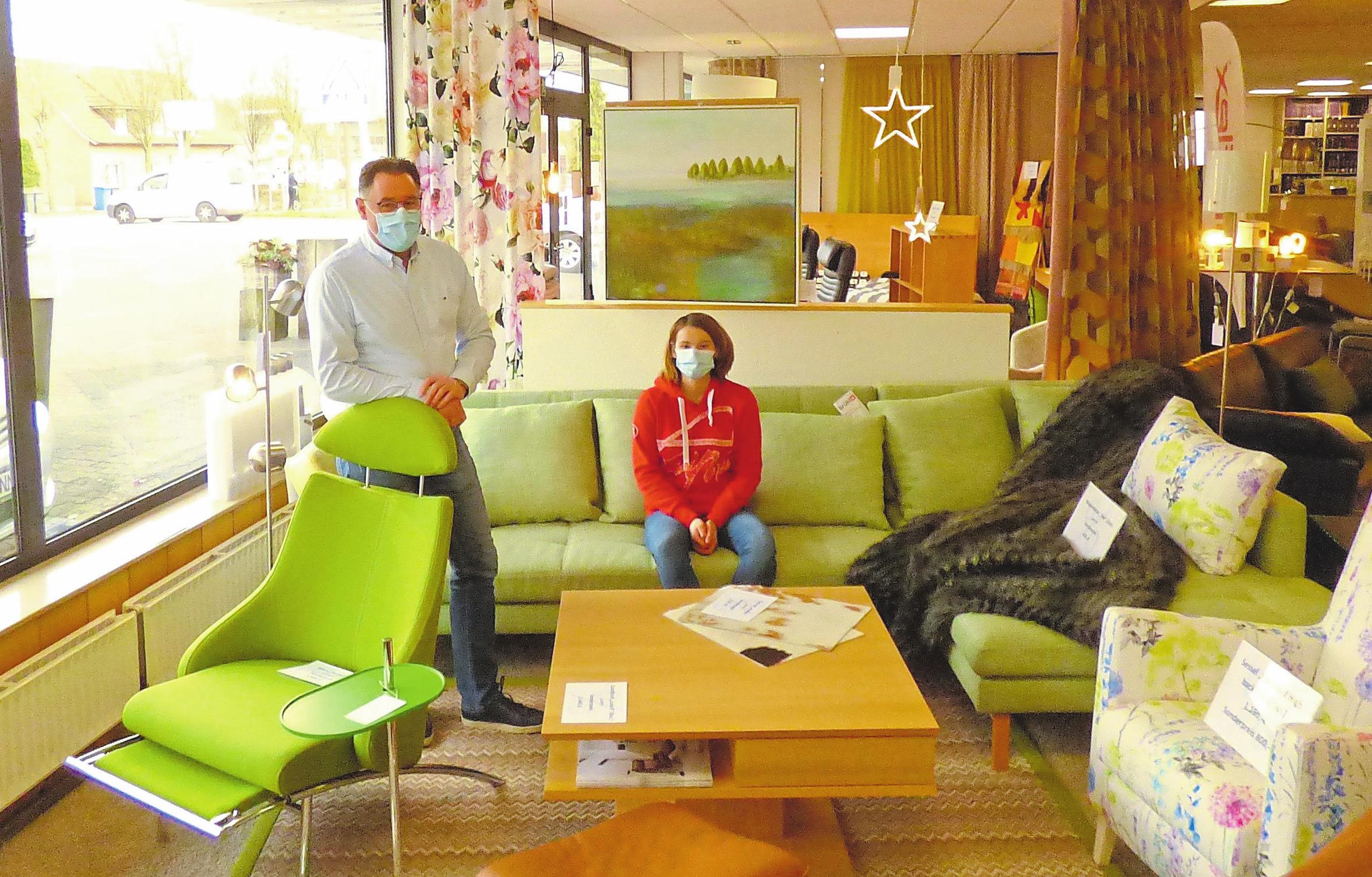 Marcus Ahlers und Tochter Sophie in einem Bereich des Schaufensters. Foto: Alexandra Schlüter Marcus Ahlers und Tochter Sophie in einem Bereich des Schaufensters. Foto: Alexandra Schlüter