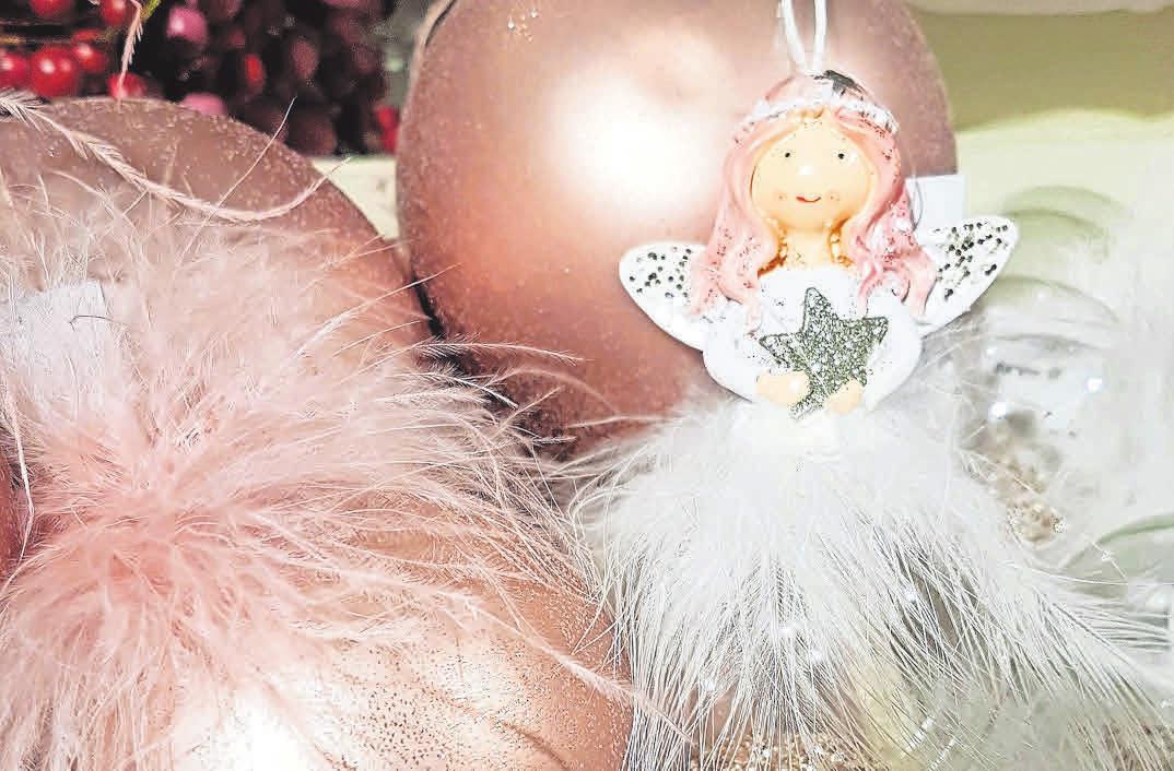 Wie aus einem Kinderbuch entlehnt – matte Christbaumkugeln mit Federschmuck und Anhängern. Wie aus einem Kinderbuch entlehnt – matte Christbaumkugeln mit Federschmuck und Anhängern.