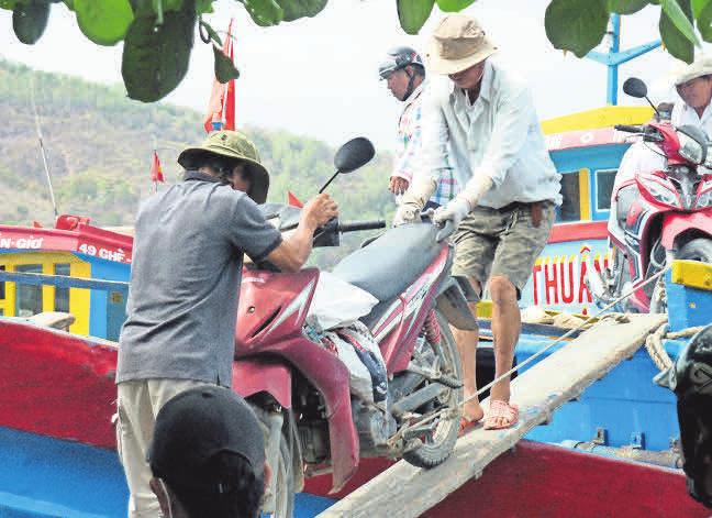 Fährverkehr zu den Inseln vor Vung Tau: Hunderte Mopeds werden so täglich verschifft. Fährverkehr zu den Inseln vor Vung Tau: Hunderte Mopeds werden so täglich verschifft.