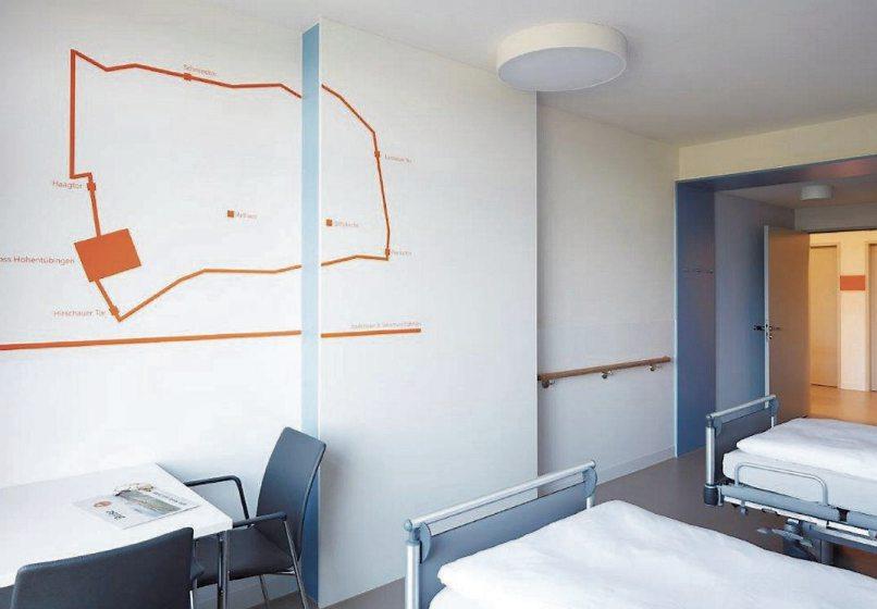 In den Patientenzimmern greifen Grafiken den Bezug zu Tübingen auf, Bilder: Verena Müller,©Universitätsklinikum Tübingen; Markus Bachmann, ©a I sh sander.hofrichter architekten In den Patientenzimmern greifen Grafiken den Bezug zu Tübingen auf, Bilder: Verena Müller,©Universitätsklinikum Tübingen; Markus Bachmann, ©a I sh sander.hofrichter architekten