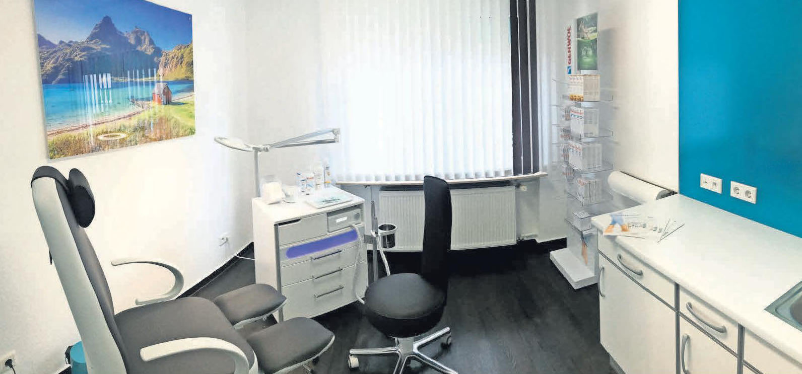Mit farbenfrohen Bildern und hochmodernem Equipment sind die Behandlungszimmer sehr einladend. Mit farbenfrohen Bildern und hochmodernem Equipment sind die Behandlungszimmer sehr einladend.