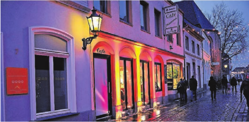 Die Einzelhändler und Geschäftsleute in Hüls „schmücken“ ihre Fassaden und Fenster mit zauberhaften Illuminationen. Die Einzelhändler und Geschäftsleute in Hüls „schmücken“ ihre Fassaden und Fenster mit zauberhaften Illuminationen.