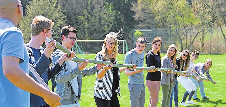 Gemeinsam arbeiten Hand in Hand: Teambildung bei einem Besuch der dualen Studenten in der Edelsteinklinik. FOTO: FREI Gemeinsam arbeiten Hand in Hand: Teambildung bei einem Besuch der dualen Studenten in der Edelsteinklinik. FOTO: FREI