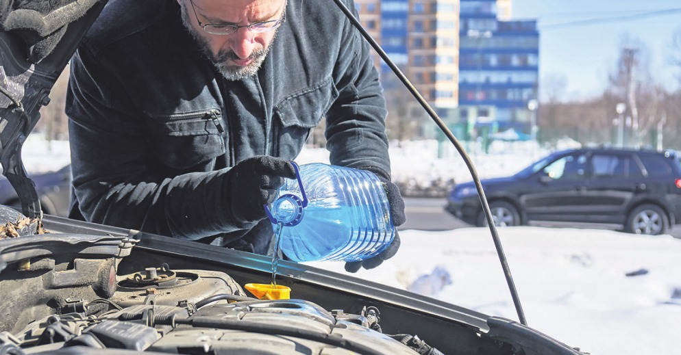 Nur mit dem Einfüllen von Frostschutzmitteln ist es bei den Wintervorbereitungen längst nicht getan. Fotos: S. Jackal/G. Zyura/ stock.adobe.com Nur mit dem Einfüllen von Frostschutzmitteln ist es bei den Wintervorbereitungen längst nicht getan. Fotos: S. Jackal/G. Zyura/ stock.adobe.com