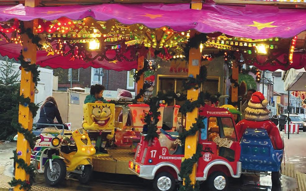 Das Kinderkarussell ist für die jüngsten Besucher eine besondere Attraktion im Pinneberger Weihnachtsdorf