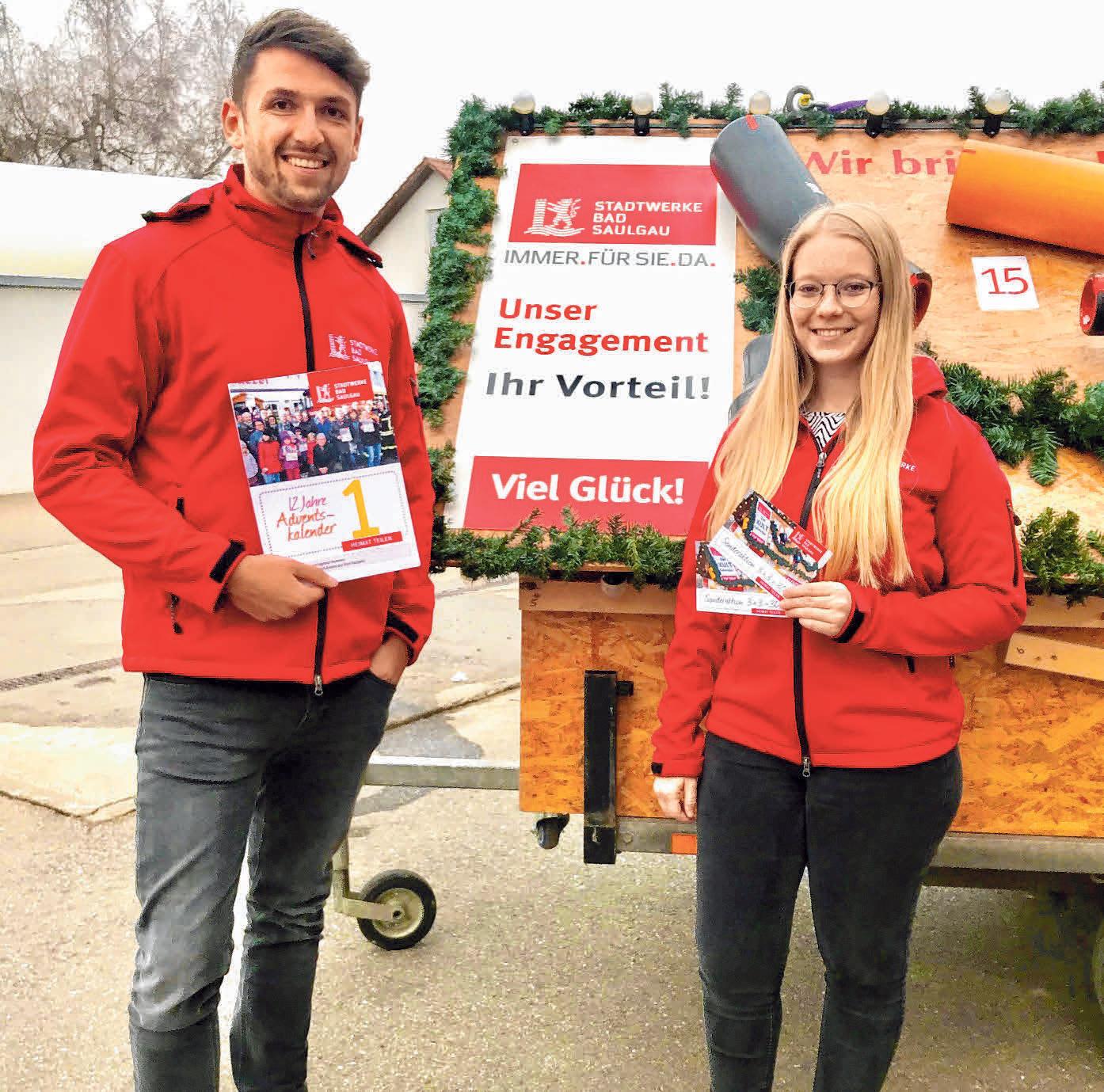 Melanie Roth und Johannes Reuter von den Stadtwerken Bad Saulgau freuen sich auf die diesjährige Adventskalenderaktion. FOTO: STADTWERKE Melanie Roth und Johannes Reuter von den Stadtwerken Bad Saulgau freuen sich auf die diesjährige Adventskalenderaktion. FOTO: STADTWERKE
