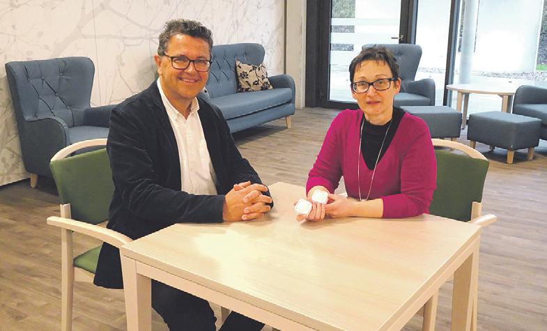 Klein, aber effektiv – die technischen Assistenzsysteme: Patricia Philips, Leiterin der Sozialstation St. Anna in Meckenbeuren, ist wichtige Ansprechpartnerin für die Mieterinnen und Mieter im ServiceWohnen. Norbert Schuster hat die Gesamtleitung von den Häusern der Pflege Dr. Albert Moll und St. Johann. FOTOS: PR Klein, aber effektiv – die technischen Assistenzsysteme: Patricia Philips, Leiterin der Sozialstation St. Anna in Meckenbeuren, ist wichtige Ansprechpartnerin für die Mieterinnen und Mieter im ServiceWohnen. Norbert Schuster hat die Gesamtleitung von den Häusern der Pflege Dr. Albert Moll und St. Johann. FOTOS: PR