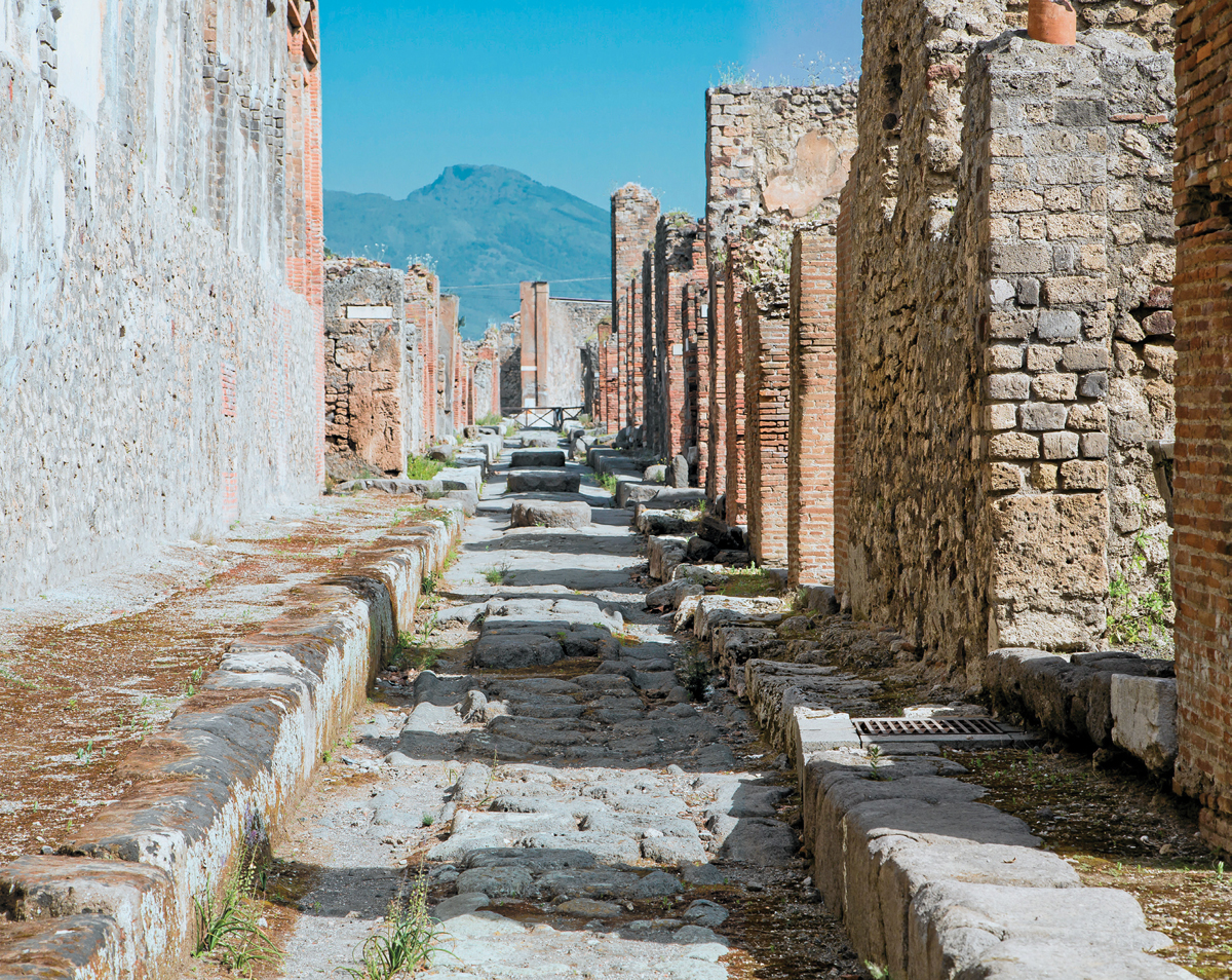 BEEINDRUCKEND Die Straßen von Pompeji, am Horizont erhebt sich schemenhaft der Vesuv. BEEINDRUCKEND Die Straßen von Pompeji, am Horizont erhebt sich schemenhaft der Vesuv.