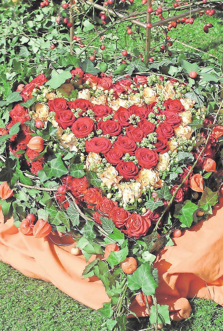 Geschmackvoll: Ein mit Blumen geschmücktes Grab Foto: Kerstin Gernig Geschmackvoll: Ein mit Blumen geschmücktes Grab Foto: Kerstin Gernig