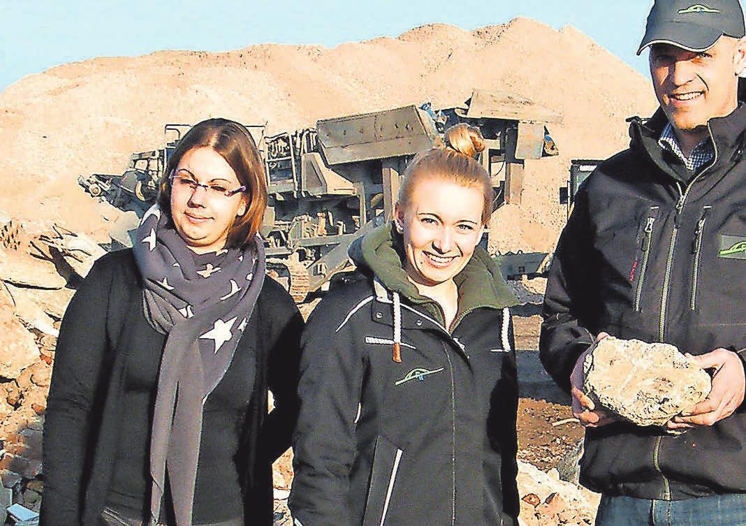 Annika Kubon (l.), Jenny Schäckermann und Gunnar Müller präsentieren das umgestaltete Firmengelände. FOTO: BG Bernd Gerwanski Annika Kubon (l.), Jenny Schäckermann und Gunnar Müller präsentieren das umgestaltete Firmengelände. FOTO: BG Bernd Gerwanski