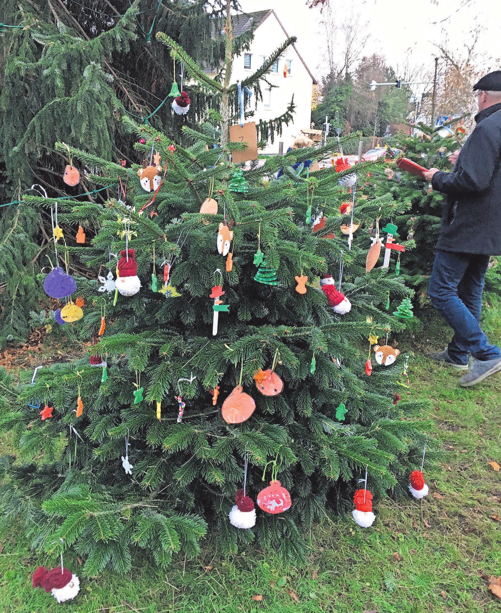Das Taubblindenwerk hat mit viel Liebe zum Detail einen der Weihnachtsbäume in Kirchrodes Mitte geschmückt – und dafür den ersten Platz im Wettbewerb belegt.