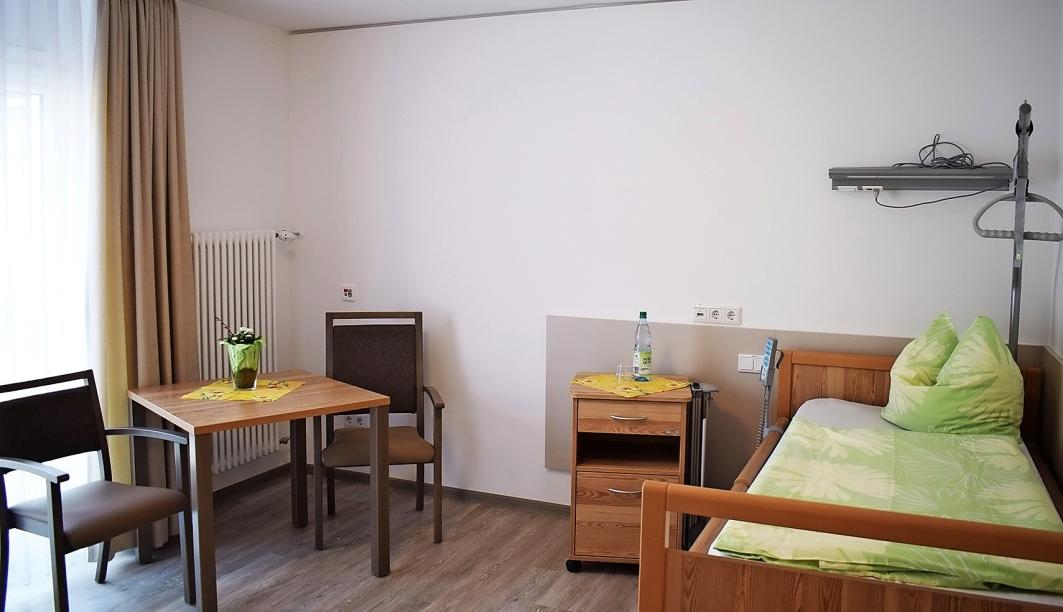 Der Blick in eines der neuen Zimmer. FOTO: SINA BRETSCHER Der Blick in eines der neuen Zimmer. FOTO: SINA BRETSCHER