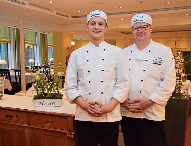 Ove Wülfken (li.) und Küchenchef Pierre Binden verwöhnen ihre Gäste an den Osterfeiertagen im Fischers Fritz Restaurant und im Traditionshaus Waldesruh. FOTO: ULRIKE VOLKMANN Ove Wülfken (li.) und Küchenchef Pierre Binden verwöhnen ihre Gäste an den Osterfeiertagen im Fischers Fritz Restaurant und im Traditionshaus Waldesruh. FOTO: ULRIKE VOLKMANN