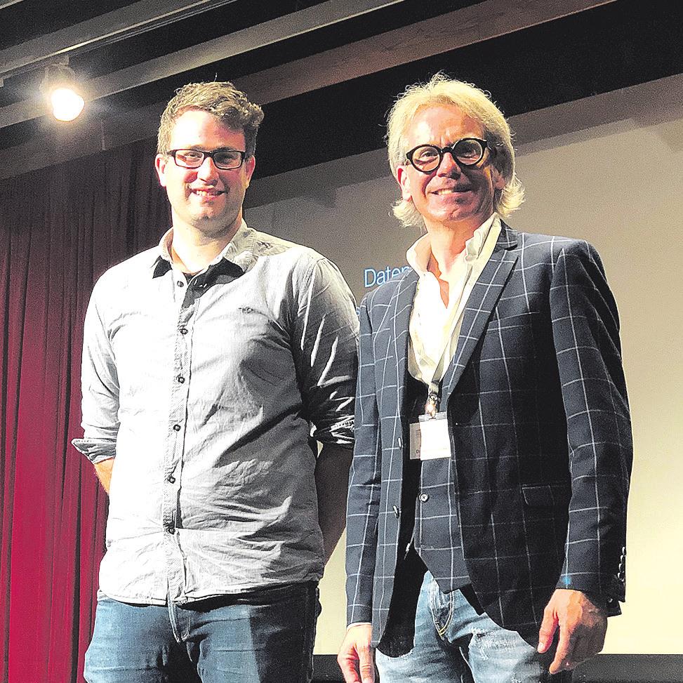 Michael Ballhausen (von links), Leiter des Projekttages, und Rainer Derks, Richter am OLG Celle. Foto: ©OLG Celle, Rainer Derks Michael Ballhausen (von links), Leiter des Projekttages, und Rainer Derks, Richter am OLG Celle. Foto: ©OLG Celle, Rainer Derks