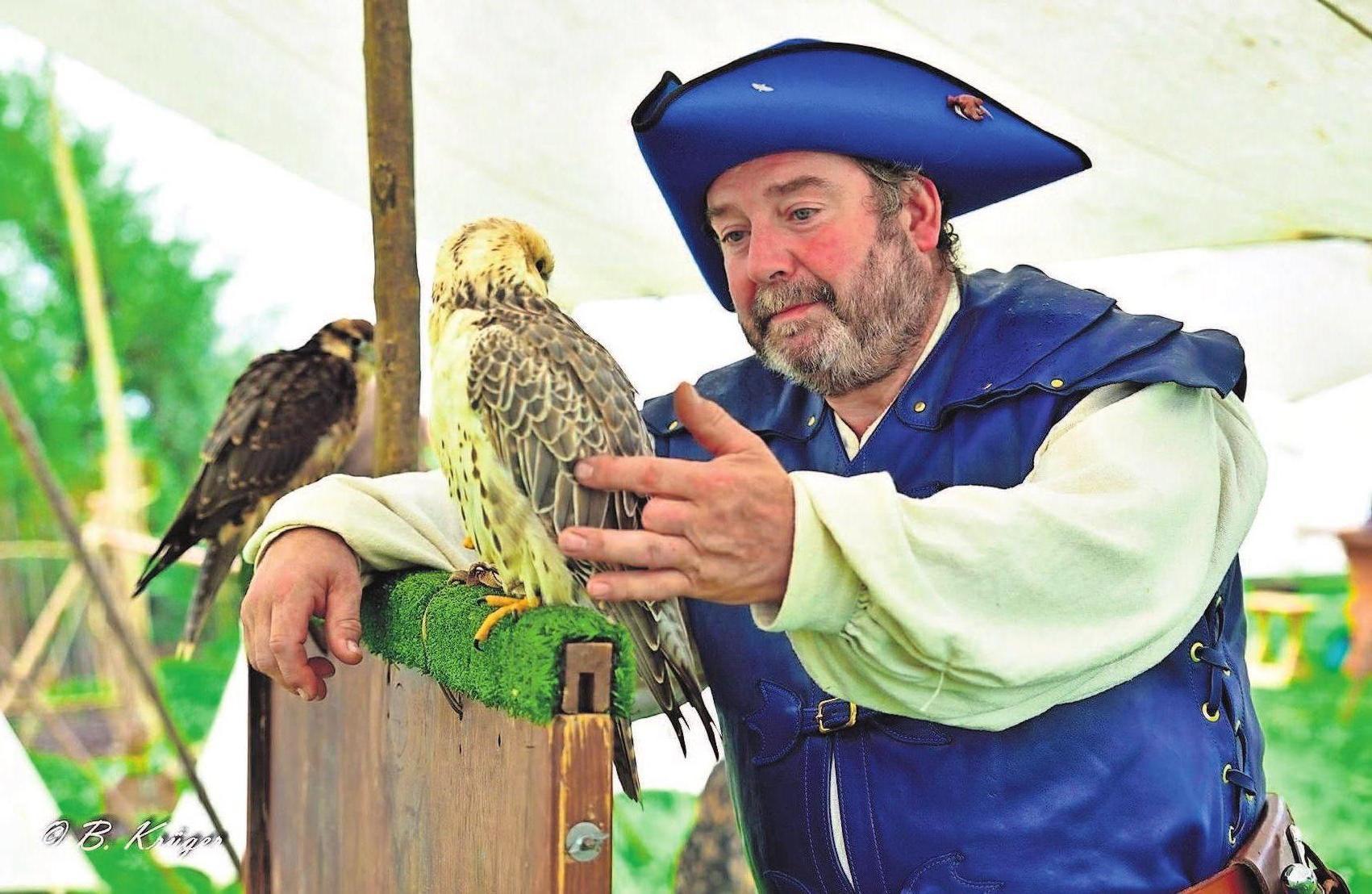 Ein großes Highlight ist die Greifvögel-Flugshow vom Grauturm. Ein großes Highlight ist die Greifvögel-Flugshow vom Grauturm.