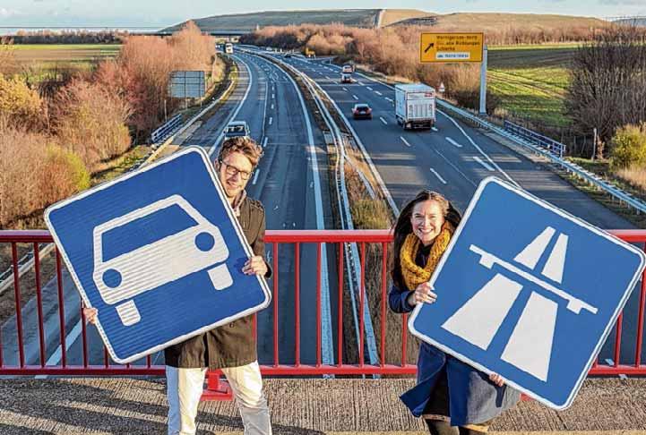 Melanie Kuna-Drechsler (36) und ihr Mann Thomas Kuna (37) stehen auf einer Brücke über der Bundesstraße B6n bei Wernigerode im Landkreis Harz. Diese Straße wird ist Januar 2019 zur Autobahn hinaufgestuft und heißt jetzt A36. Das Paar hält Verkehrsschilder in den Händen, die auf den kommenden Wechsel des Status der unter ihnen verlaufenden Bundesstraße 6n hindeuten. Das eine zeigt das Verkehrscchild Nr. 331, das für Kraftfahrstraße/Schnellstraße steht, das andere, ab nächstem Jahr hier gültige ist das Verkehrszeichen für Autobahnen. Foto: Frank Drechsler Melanie Kuna-Drechsler (36) und ihr Mann Thomas Kuna (37) stehen auf einer Brücke über der Bundesstraße B6n bei Wernigerode im Landkreis Harz. Diese Straße wird ist Januar 2019 zur Autobahn hinaufgestuft und heißt jetzt A36. Das Paar hält Verkehrsschilder in den Händen, die auf den kommenden Wechsel des Status der unter ihnen verlaufenden Bundesstraße 6n hindeuten. Das eine zeigt das Verkehrscchild Nr. 331, das für Kraftfahrstraße/Schnellstraße steht, das andere, ab nächstem Jahr hier gültige ist das Verkehrszeichen für Autobahnen. Foto: Frank Drechsler