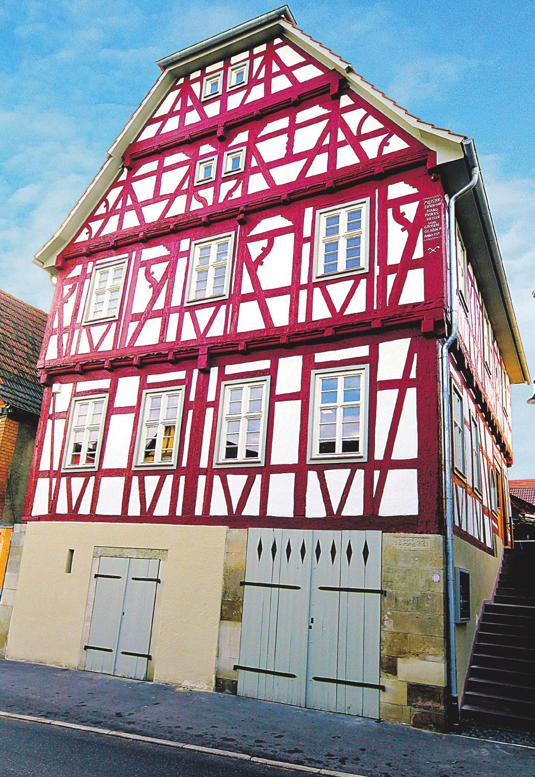 Dank zeitgemäßer Handwerkskunst erstrahlt das 300 Jahre alte Lienzinger Rathausgebäude heute in neuem Glanz. Fotos: Kollros Dank zeitgemäßer Handwerkskunst erstrahlt das 300 Jahre alte Lienzinger Rathausgebäude heute in neuem Glanz. Fotos: Kollros