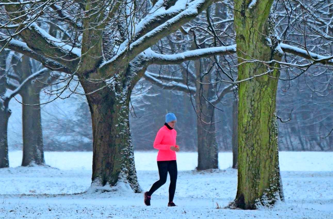 Alles eine Frage der Ausrüstung: Auch bei Minustemperaturen, Schnee und Eis ist Sport im Freien möglich. Foto: Henning Kaiser/dpa/dpa-tmn Alles eine Frage der Ausrüstung: Auch bei Minustemperaturen, Schnee und Eis ist Sport im Freien möglich. Foto: Henning Kaiser/dpa/dpa-tmn