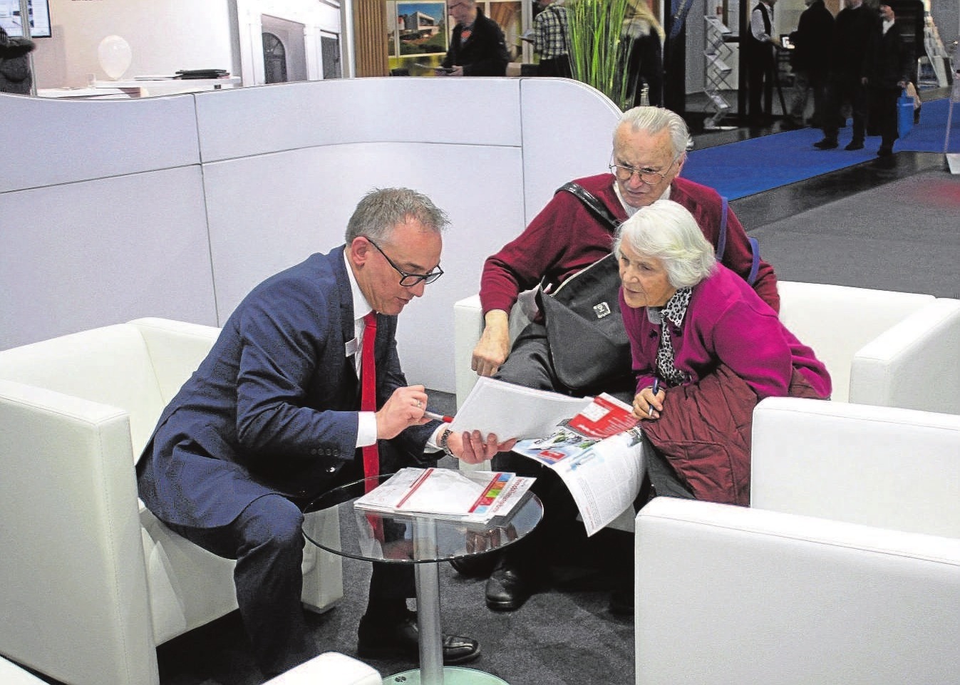Was einen Besuch auf der Immobilienmesse unter anderem so interessant und sinnvoll macht sind die qualifizierten, persönlichen Gespräche mit dem Fachpersonal und auch mit den Firmenchefs, die meist selbst vor Ort sind. Fotos: Sonja Schönthier Was einen Besuch auf der Immobilienmesse unter anderem so interessant und sinnvoll macht sind die qualifizierten, persönlichen Gespräche mit dem Fachpersonal und auch mit den Firmenchefs, die meist selbst vor Ort sind. Fotos: Sonja Schönthier