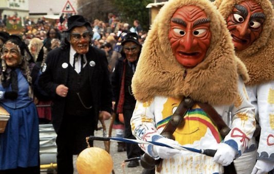 Bären, Brodesg’heckler, Elbenlocher Hexen und der Schwalldorfer Dralle sind bei der Schwalldorfer Fasnet unterwegs. Bilder: Narrenzunft Schwalldorf
