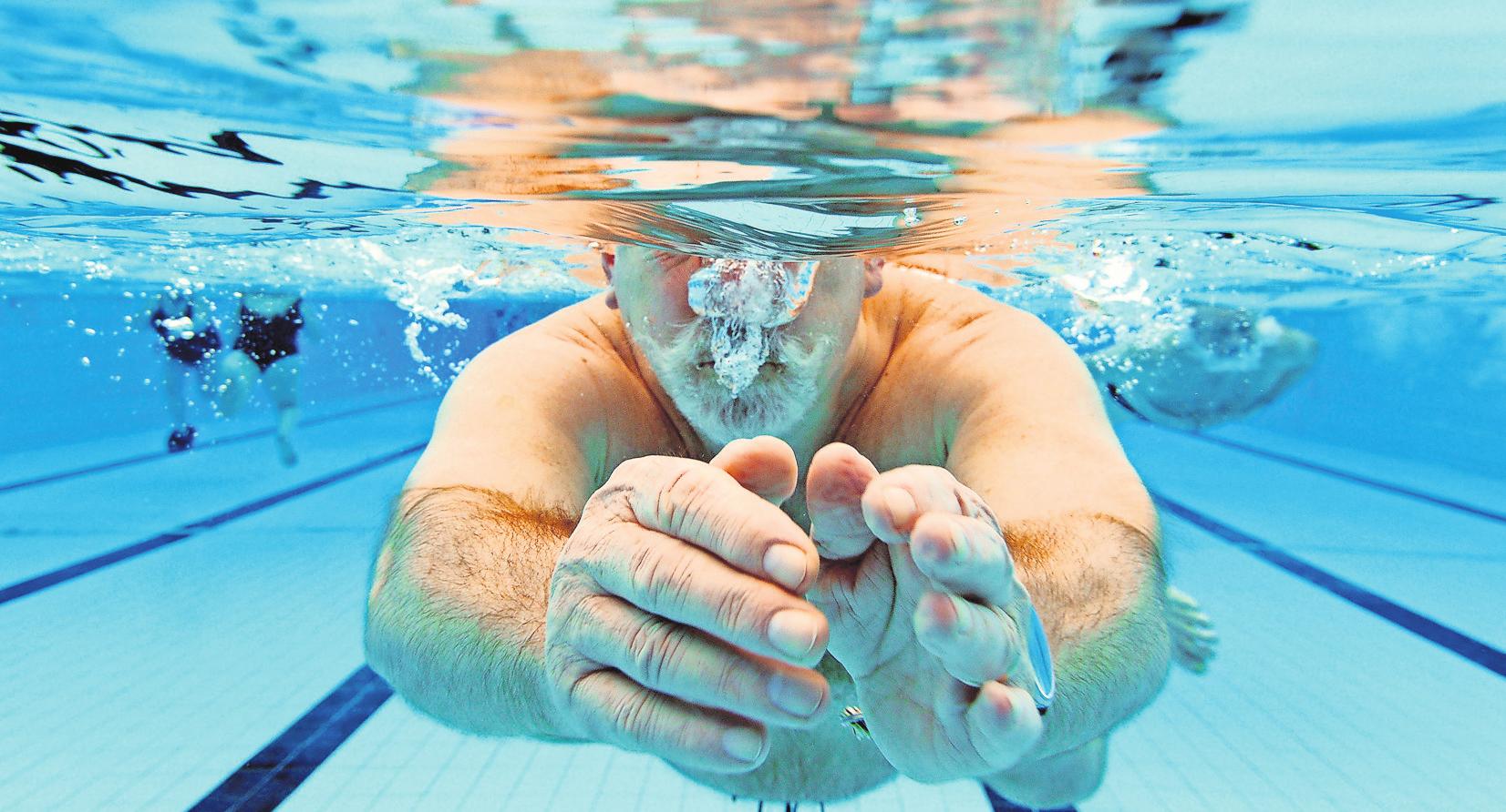 Auch mit Gelenkproblemen kann man Sport treiben – Schwimmen zum Beispiel. FOTO: DPA Auch mit Gelenkproblemen kann man Sport treiben – Schwimmen zum Beispiel. FOTO: DPA