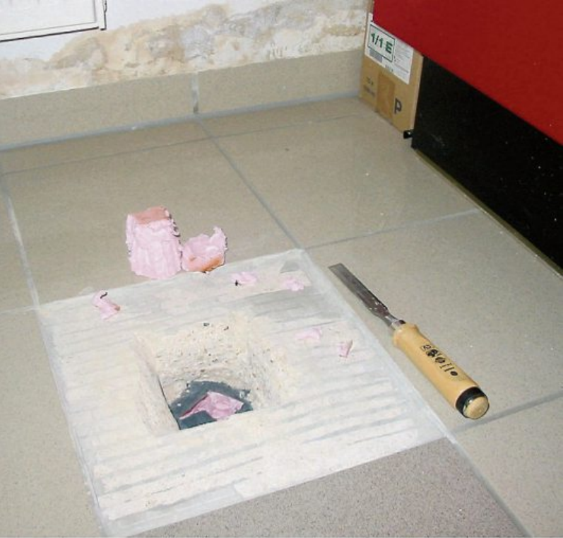 Ein Wasserschaden hat den Schimmelpilzbefall an dieser Wand und unter dem Estrich verursacht. Estrich und Wand müssen saniert werden. Bild: VPB/Institut peridomus