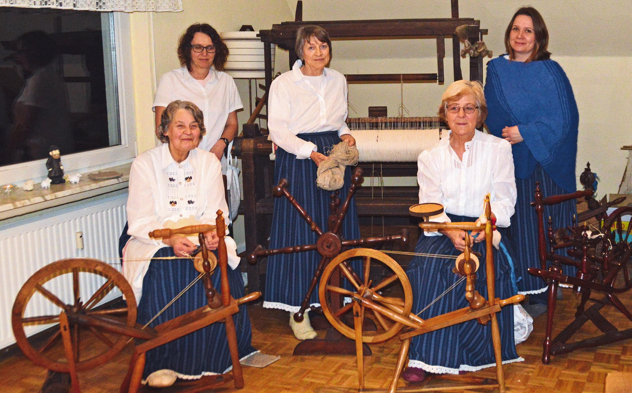 Fast wie in alten Zeiten: Gertraud Meyer-Thies, Astrid Kühn, Gisela Niebergall, Maren Malzahn und Nina Feith (von links) von der Gr. Oesinger Spinnstube spinnen gern in geselliger Runde. Fast wie in alten Zeiten: Gertraud Meyer-Thies, Astrid Kühn, Gisela Niebergall, Maren Malzahn und Nina Feith (von links) von der Gr. Oesinger Spinnstube spinnen gern in geselliger Runde.