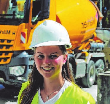 Anlagen steuern, Bauteile überprüfen, Qualität sichern: Die Ausbildung zum Verfahrensmechaniker Transportbeton ist überaus abwechslungsreich. FOTO: BETONBILD/TXN Anlagen steuern, Bauteile überprüfen, Qualität sichern: Die Ausbildung zum Verfahrensmechaniker Transportbeton ist überaus abwechslungsreich. FOTO: BETONBILD/TXN