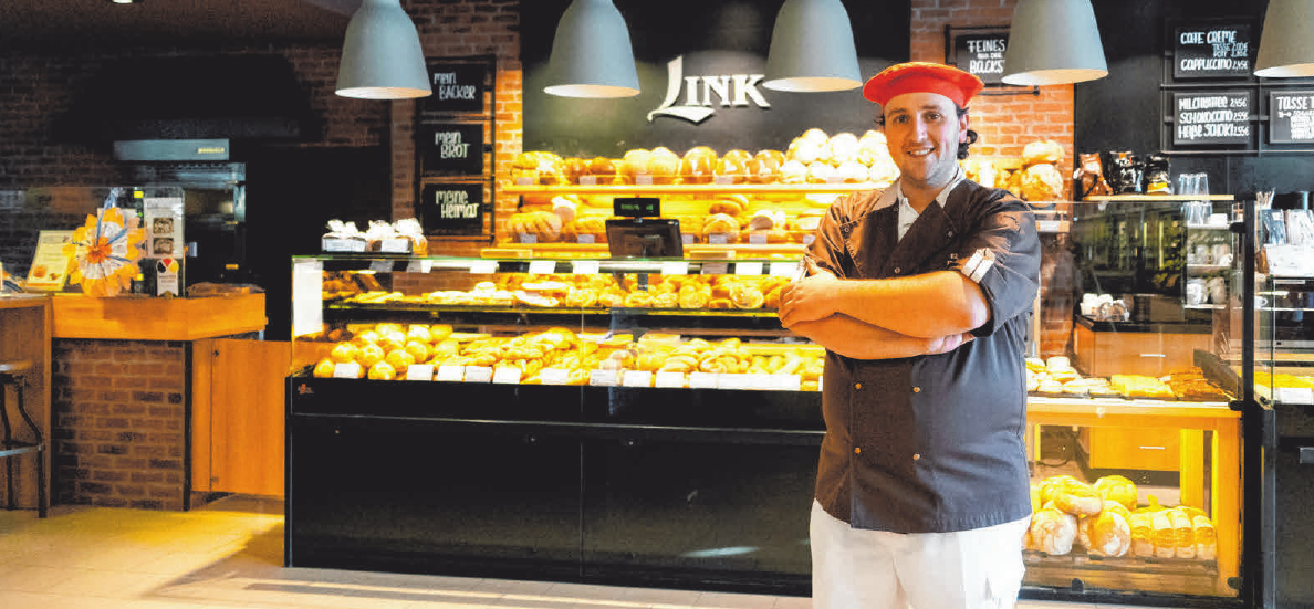 Wie das duftet! Bäckermeister Daniel Link vor „seinen“ Broten, Weckle und Kuchen. FOTO: LINK Wie das duftet! Bäckermeister Daniel Link vor „seinen“ Broten, Weckle und Kuchen. FOTO: LINK