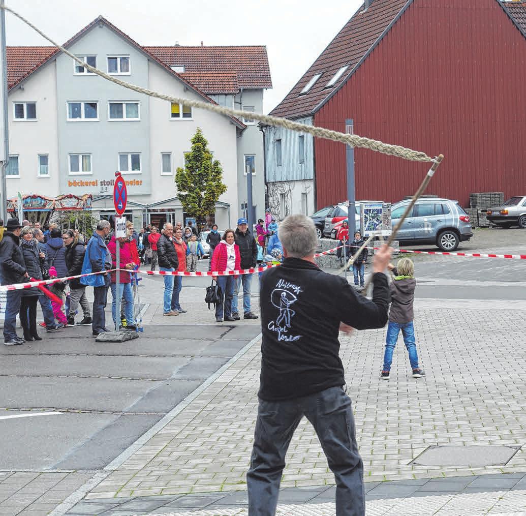 Das traditionelle Kirchweihknallen nach dem Hauptgottesdienst lockt viele Schaulustige an. Das traditionelle Kirchweihknallen nach dem Hauptgottesdienst lockt viele Schaulustige an.