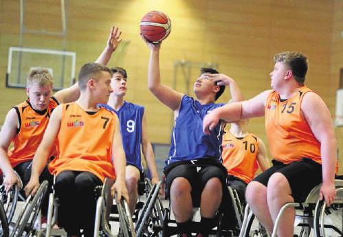 Die Rollstuhlbasketballer der Linné-Schule (in blau) gewannen das Finale von „Jugend trainiert“. FOTO: DSSS / SAMPICS Die Rollstuhlbasketballer der Linné-Schule (in blau) gewannen das Finale von „Jugend trainiert“. FOTO: DSSS / SAMPICS