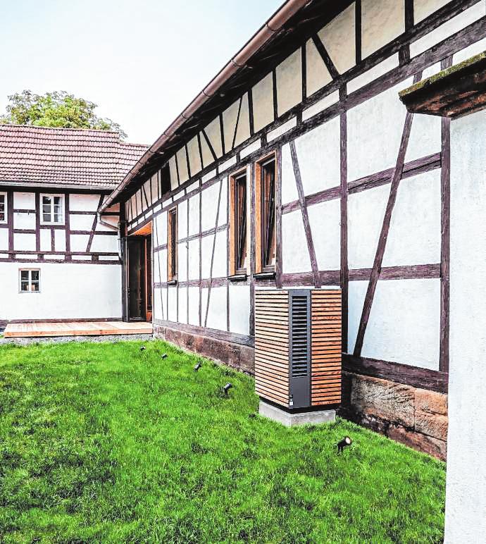Auch für den Einbau in historische Gebäude kann eine Wärmepumpe die richtige Wahl sein, denn sie lässt sich auch gemeinsam mit bestehenden Heizkörpern nutzen. Auch für den Einbau in historische Gebäude kann eine Wärmepumpe die richtige Wahl sein, denn sie lässt sich auch gemeinsam mit bestehenden Heizkörpern nutzen.